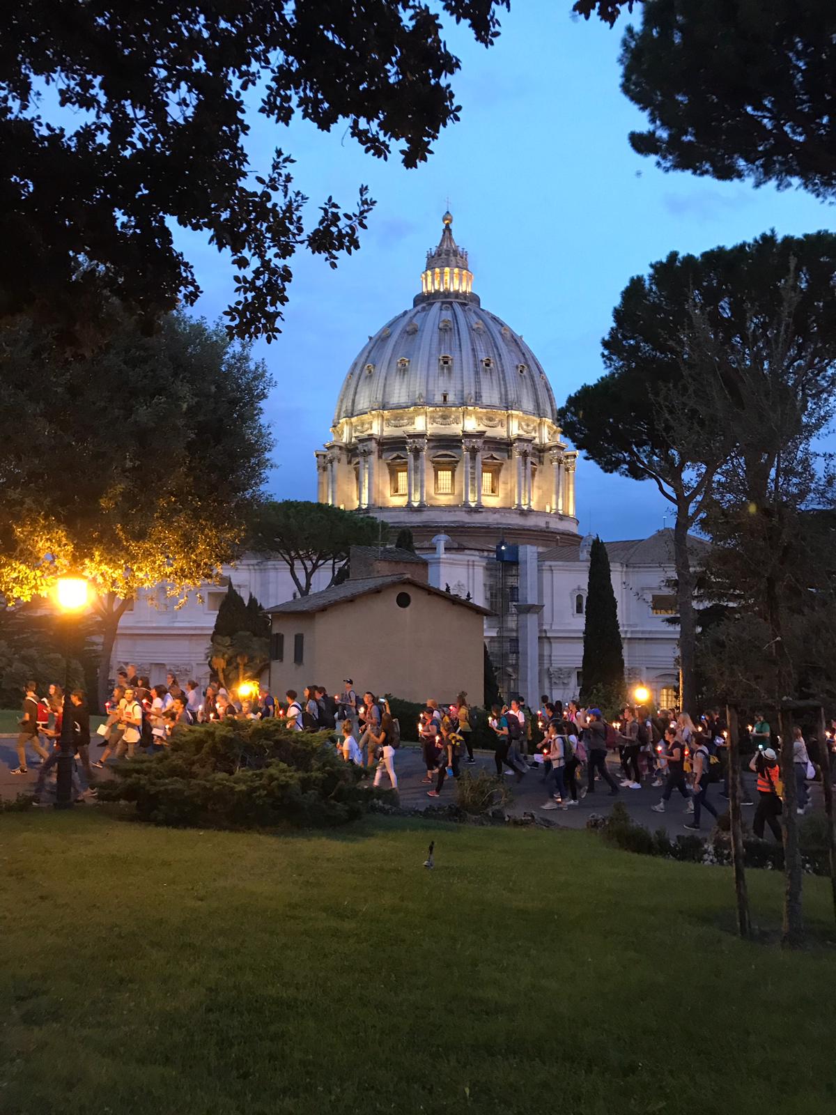 Lichterprozession durch die Vatikanischen Gärten